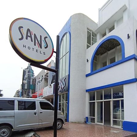 Sans Hotel La Vida Malang Ngadipuro エクステリア 写真