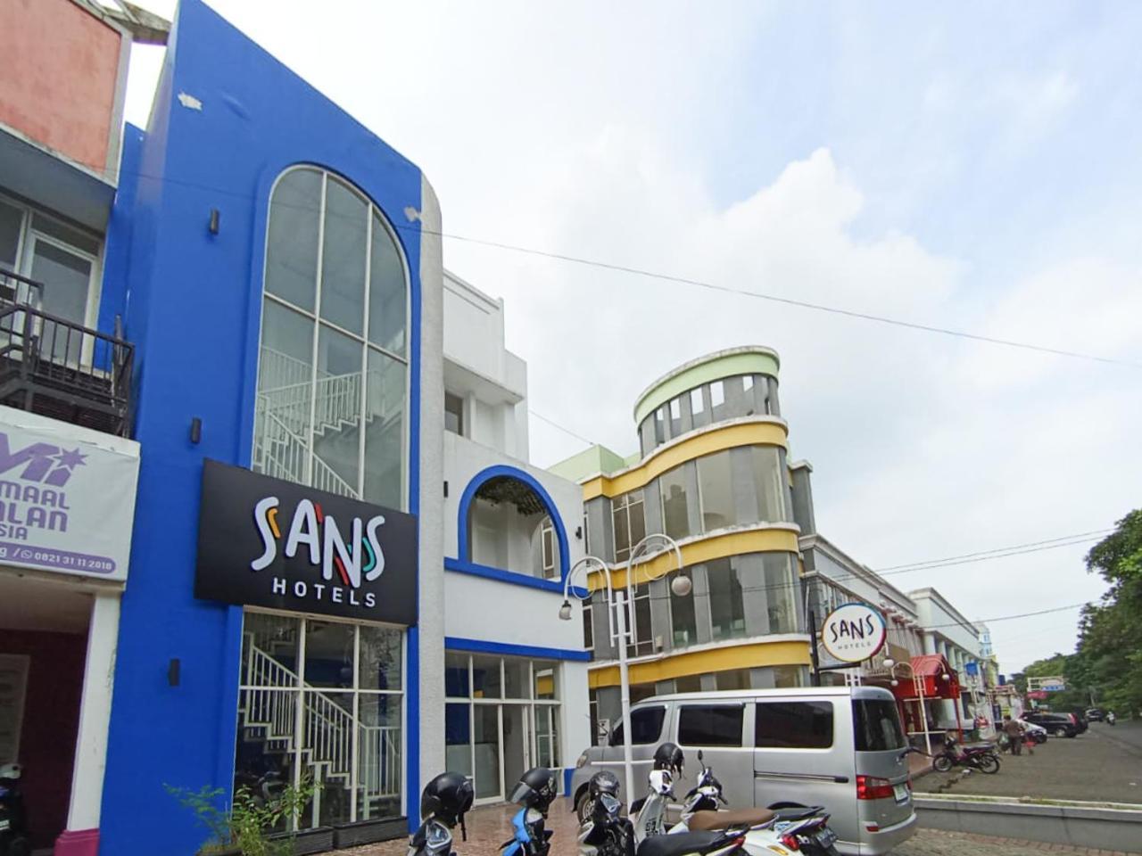 Sans Hotel La Vida Malang Ngadipuro エクステリア 写真