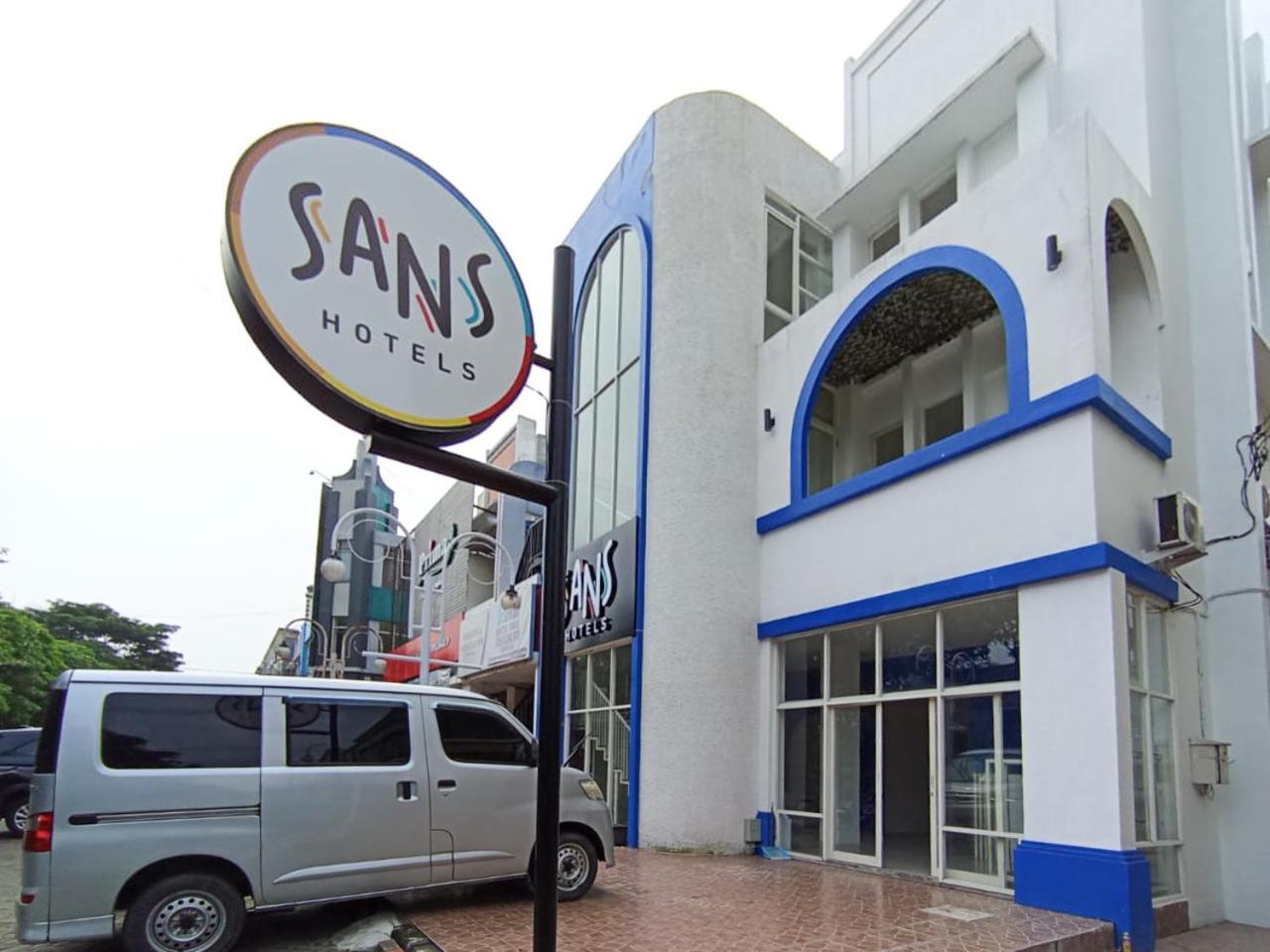 Sans Hotel La Vida Malang Ngadipuro エクステリア 写真