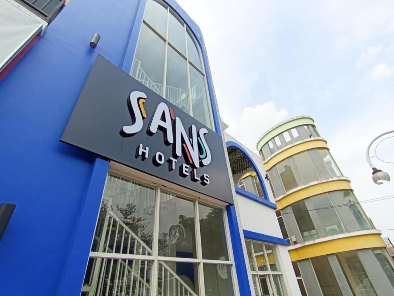 Sans Hotel La Vida Malang Ngadipuro エクステリア 写真